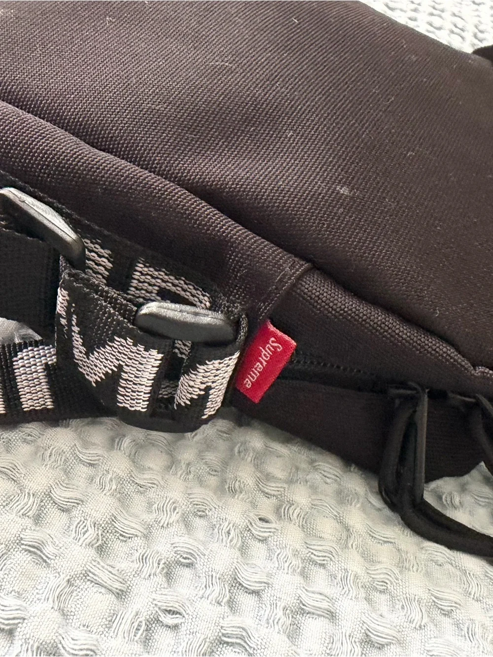 Supreme compact black